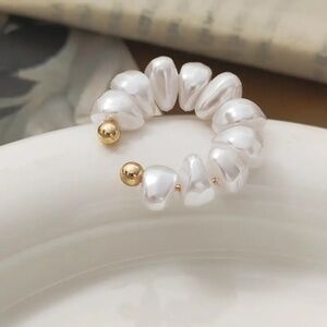 A Unique Fashion Baroque-Style Faux Pearl Ear Cuff